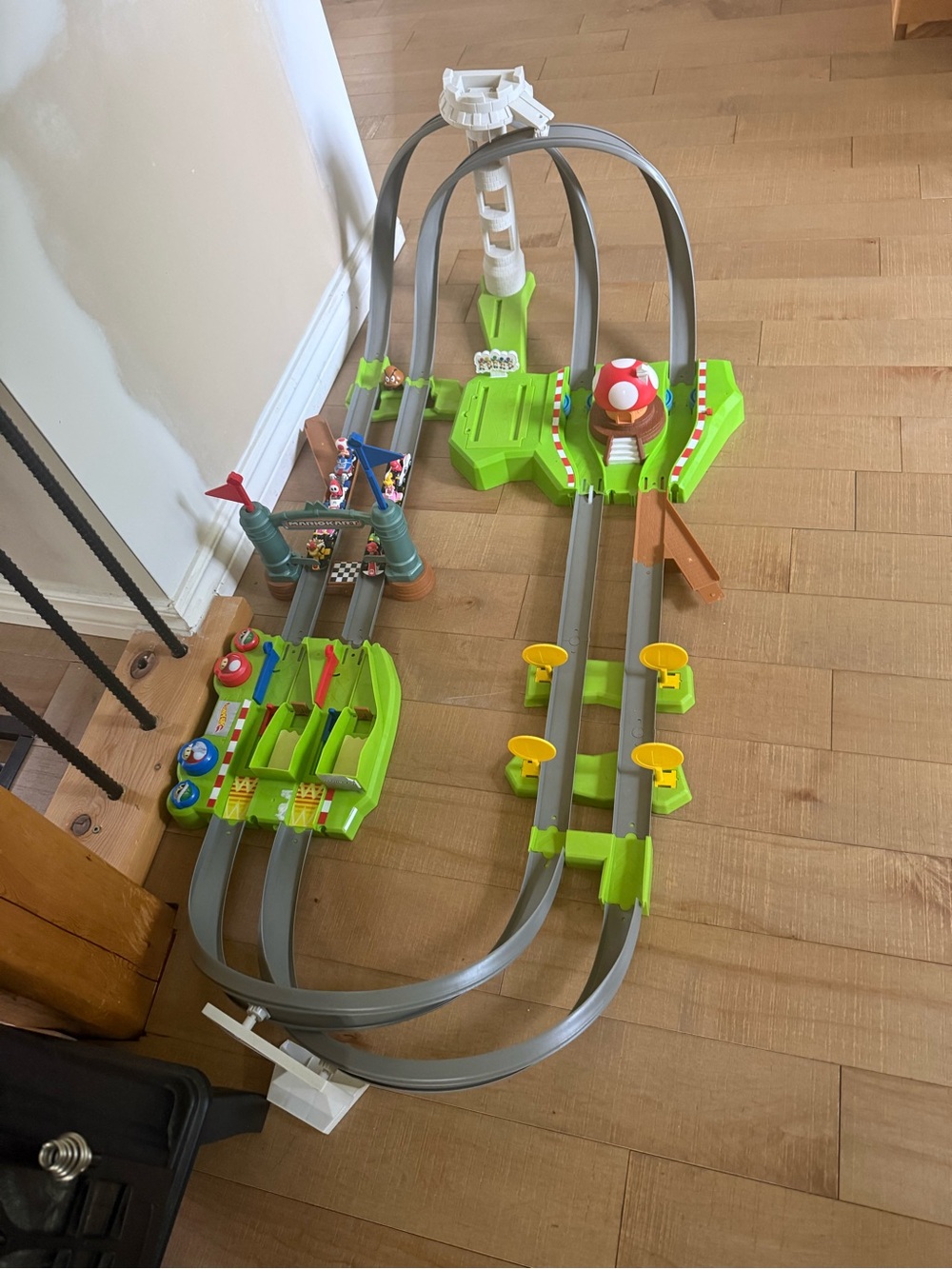 Hot Wheels Mario Kart Racing Track Playset With 8 Cars